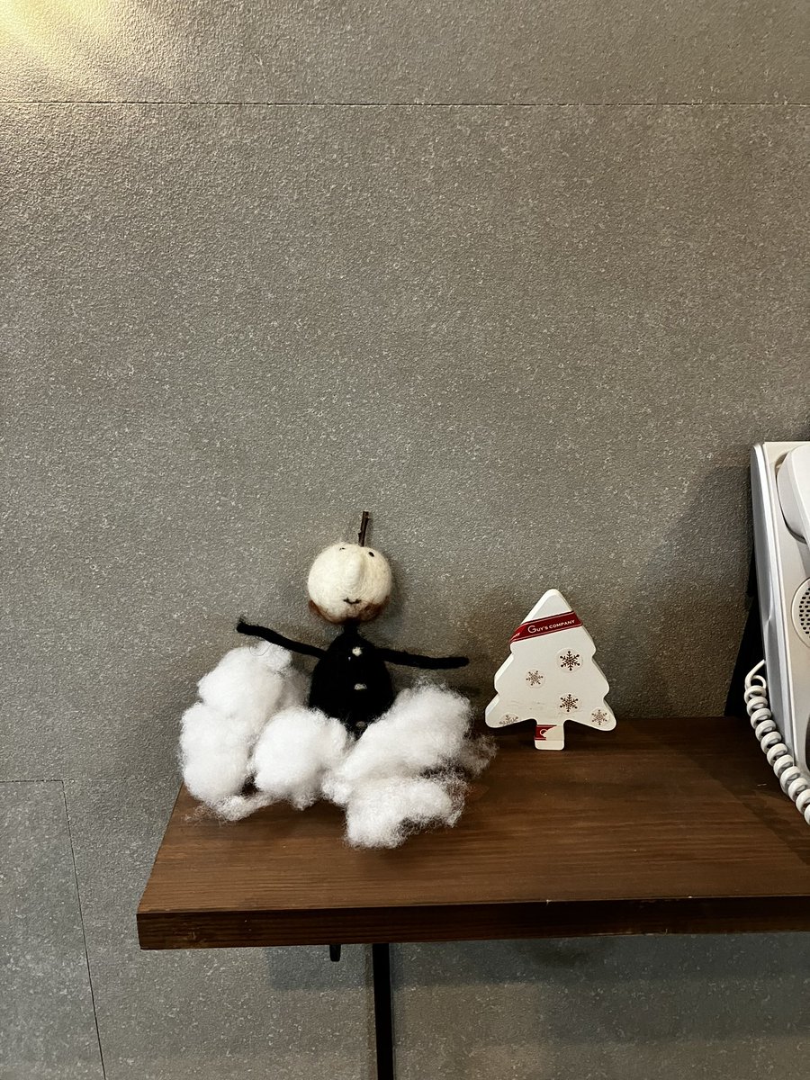 guyscom_media's tweet photo. こんにちは！
ガイズカンパニーです😎

メリークリスマス！！
今年もガイズに社長のツリーがやってきました🌲

今年は社長のうちわがシンボルに！
雪も再現して素敵な空間が完成しておりました🎄☃️

#ガイズカンパニー #新横浜駅 #横浜 #建設業 #採用 https://t.co/k14oV7U5uY