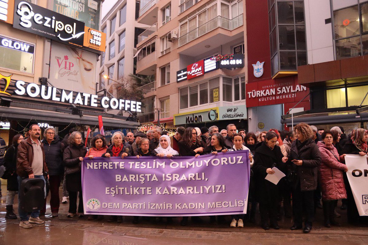 IzmirDemKadin's tweet photo. Irkçılığa, faşizme ve cinsiyetçiliğe karşı mücadelemizden geri adım atmayacağız. 

Spor alanlarında üretilen bu karanlık dil karşısında susmayacağız.

Yaşamın her alanında eşitliği ve barışı savunmaya devam edeceğiz.

Leyla Zana Onurumuzdur!

Leyla Zana Rûmeta Me Ya! https://t.co/u1UtBzQ2Zs