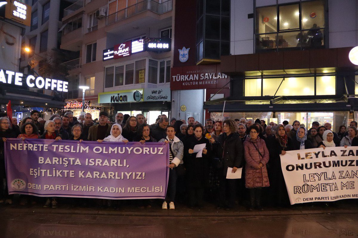 IzmirDemKadin's tweet photo. Irkçılığa, faşizme ve cinsiyetçiliğe karşı mücadelemizden geri adım atmayacağız. 

Spor alanlarında üretilen bu karanlık dil karşısında susmayacağız.

Yaşamın her alanında eşitliği ve barışı savunmaya devam edeceğiz.

Leyla Zana Onurumuzdur!

Leyla Zana Rûmeta Me Ya! https://t.co/u1UtBzQ2Zs