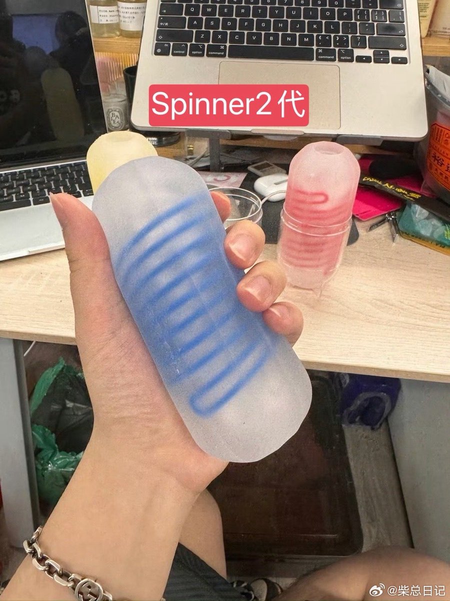 xiaochaizong's tweet photo. TENGA三款手动杯如何选择？
凤梨派、Spinner 1代、Spinner 2代
凤梨派最柔软，纹路比较柔和，可以慢玩，适合比较敏感，🐍得快的。
Spinner 1代是最刺激的，纹路清晰，带点硬度，摩擦感明显，弹簧旋转灵活，吸感很强，一般人坚持不了多久，适合老司机。
Spinner 2代很多人会以为比1代要爽，更刺激，其实并不是。2代加厚加粗了，使用时包裹感更强，更有肉感和真实感。但是因为杯壁加厚了导致弹簧旋转不那么灵活，吸感和摩擦感都不如1代。因此2代适合比较敏感的🐔，玩1代太刺激的可以选2代。
大家自己选择合适的
凤梨派：https://t.co/RwbeC9rbW0
Spinner1代和2代：https://t.co/cH1rWNeOm8