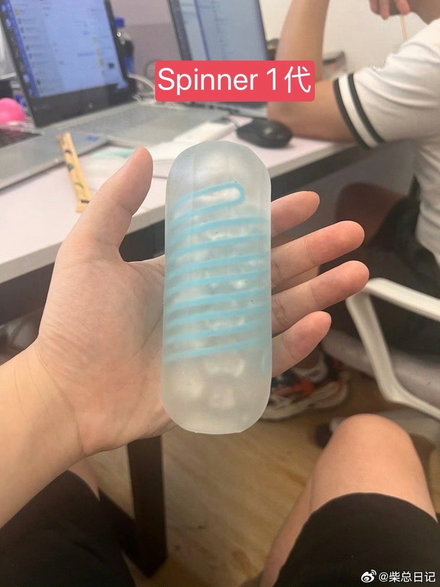 xiaochaizong's tweet photo. TENGA三款手动杯如何选择？
凤梨派、Spinner 1代、Spinner 2代
凤梨派最柔软，纹路比较柔和，可以慢玩，适合比较敏感，🐍得快的。
Spinner 1代是最刺激的，纹路清晰，带点硬度，摩擦感明显，弹簧旋转灵活，吸感很强，一般人坚持不了多久，适合老司机。
Spinner 2代很多人会以为比1代要爽，更刺激，其实并不是。2代加厚加粗了，使用时包裹感更强，更有肉感和真实感。但是因为杯壁加厚了导致弹簧旋转不那么灵活，吸感和摩擦感都不如1代。因此2代适合比较敏感的🐔，玩1代太刺激的可以选2代。
大家自己选择合适的
凤梨派：https://t.co/RwbeC9rbW0
Spinner1代和2代：https://t.co/cH1rWNeOm8