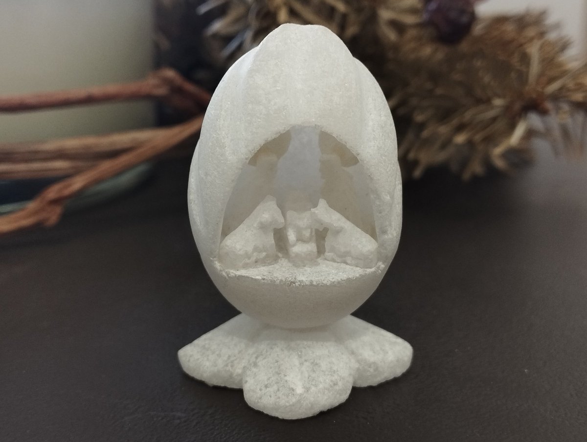 #BuonNatale e #BuoneFeste a tutti: lasciamoci meravigliare dalle cose semplici! 

Natività scolpita in un piccolo blocco di selenite, arte del Perù