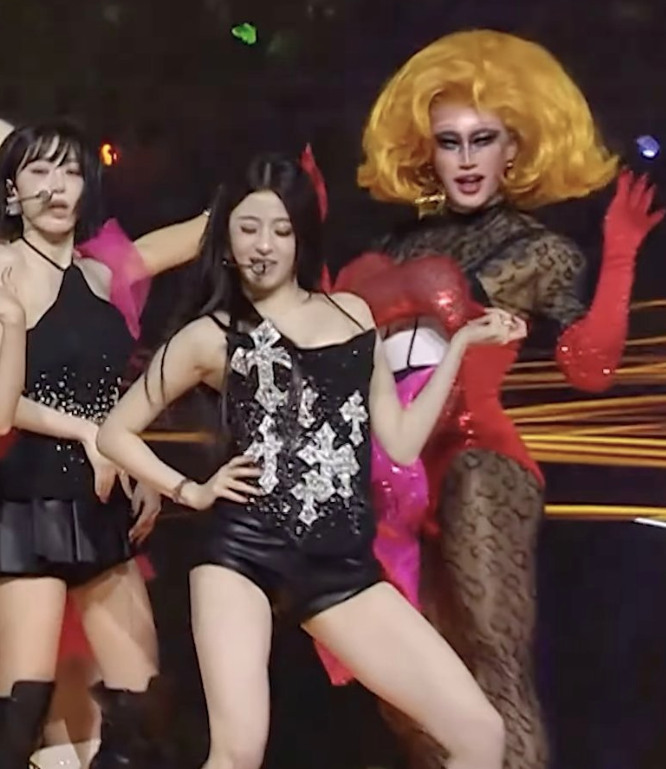 The drag queen, known as Nana Youngrong Kim, who performed with LE SSERAFIM, gains attention following the performance.