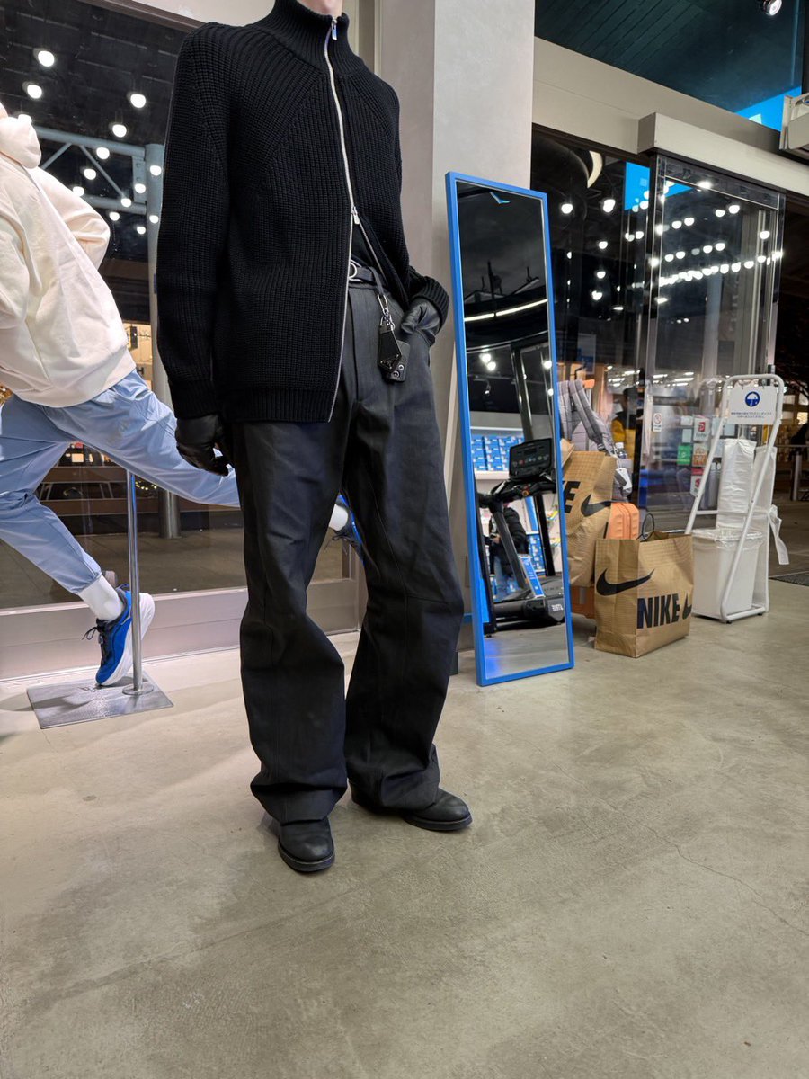 ddddddddvl's tweet photo. 2025 ラストバイ
OMAR AFRIDI  
knee darted flare trousers

やっと買えたオマールのコーティングデニム。
膝裏ダーツによる立体的なシルエットが絶妙すぎる。まじで買えてよかった！ https://t.co/MwDHbo9ncC