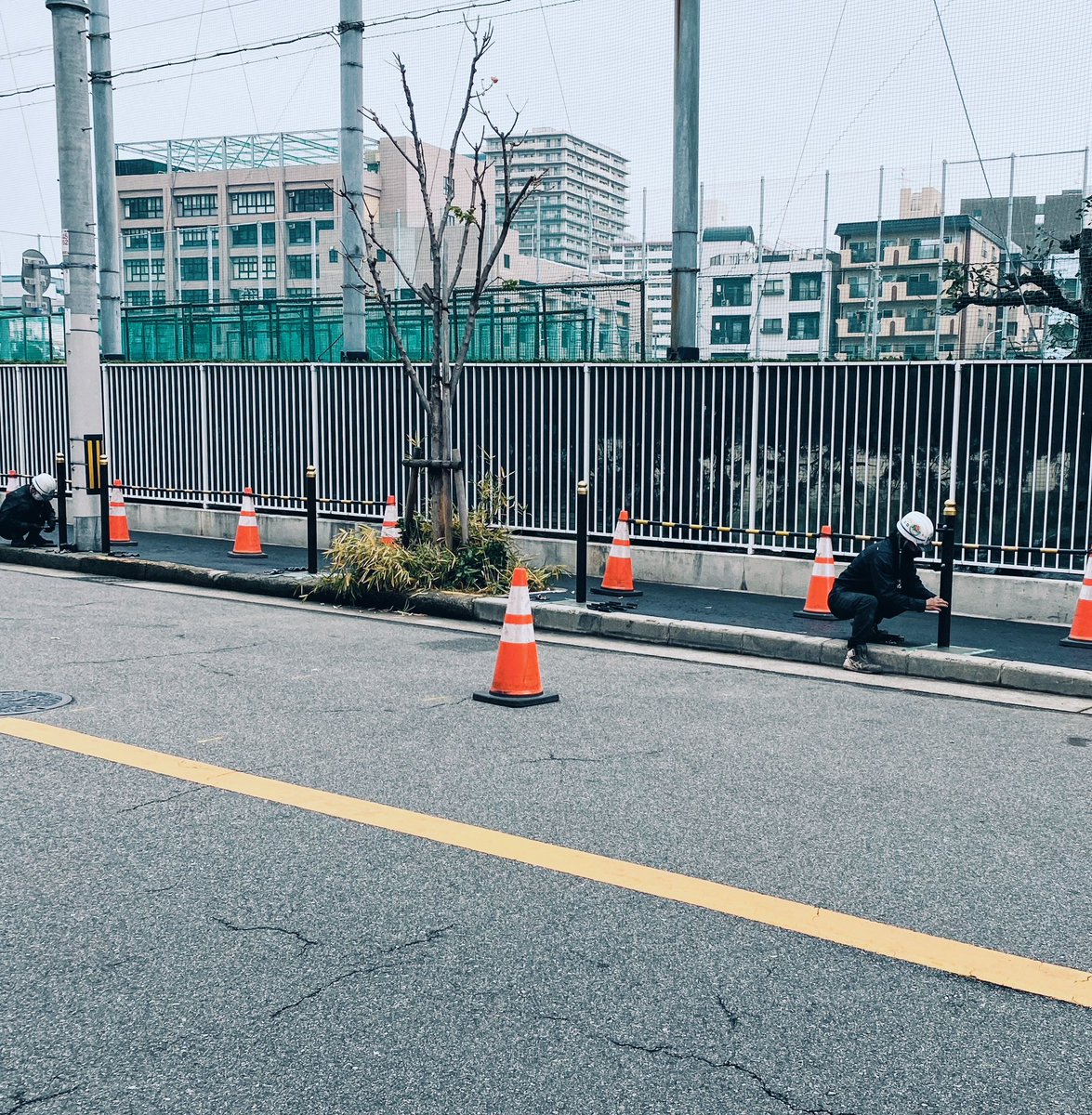 undersoon's tweet image. 年の瀬にガードパイプ設置中