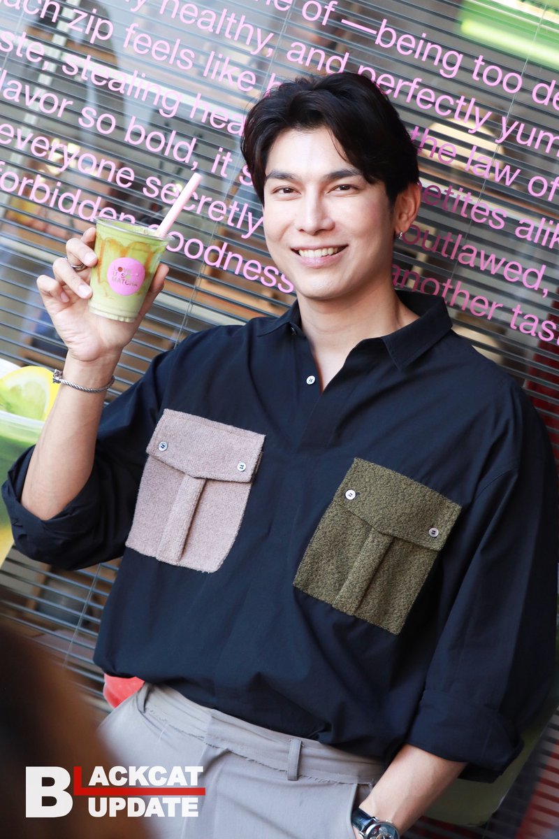 Blackcatupdate's tweet image. “มิว ศุภศิษฏ์” ปล่อยซิงเกิลใหม่ต้อนรับเทศกาล ส่งท้ายปีเก่า ต้อนรับปีใหม่ กับเพลง “MISS ESME”🎼🎁🎙️

MEW MISSESME OUT NOW
#MewSuppasit 
#มิวศุภศิษฏ์
#MissEsmePromo