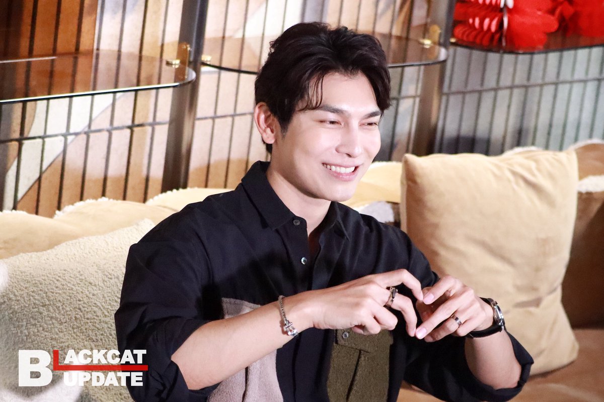 Blackcatupdate's tweet image. “มิว ศุภศิษฏ์” ปล่อยซิงเกิลใหม่ต้อนรับเทศกาล ส่งท้ายปีเก่า ต้อนรับปีใหม่ กับเพลง “MISS ESME”🎼🎁🎙️

MEW MISSESME OUT NOW
#MewSuppasit 
#มิวศุภศิษฏ์
#MissEsmePromo