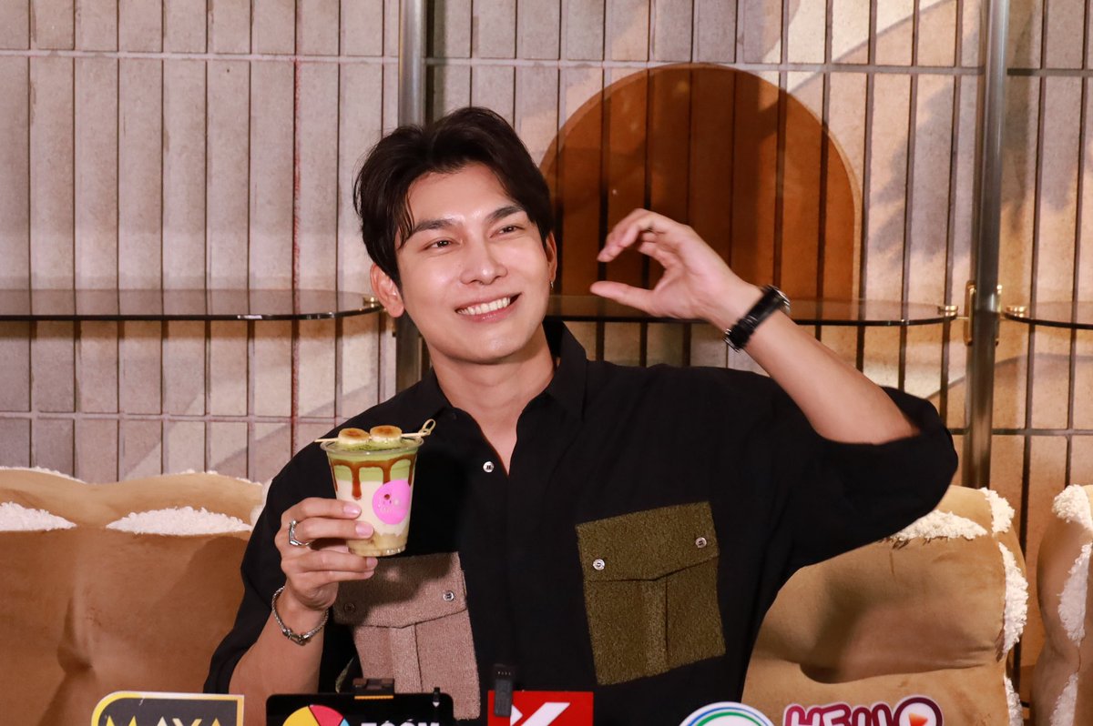 Hello98_th's tweet image. “มิว  ศุภศิษฎ์”🎙️บรรยากาศ ช่วงสัมภาษณ์ พูดคุยสบายๆ 🎙️🍩🍵

MEW MISSESME OUT NOW
#MissEsme
#MissEsmePromo
#MewSuppasit