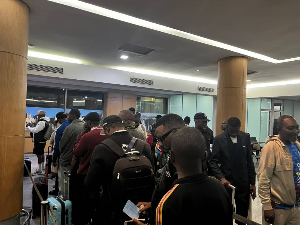 🚨CAN 2025: La dernière délégation des supporters congolais venue de Kinshasa est arrivée ce matin à Rabat. Plus de 100 supporters venus s'ajouter aux premières délégations congolaises arrivées (de RDC et d'europe ) plus tôt  au Maroc,  mélangées  avec la grande Communauté