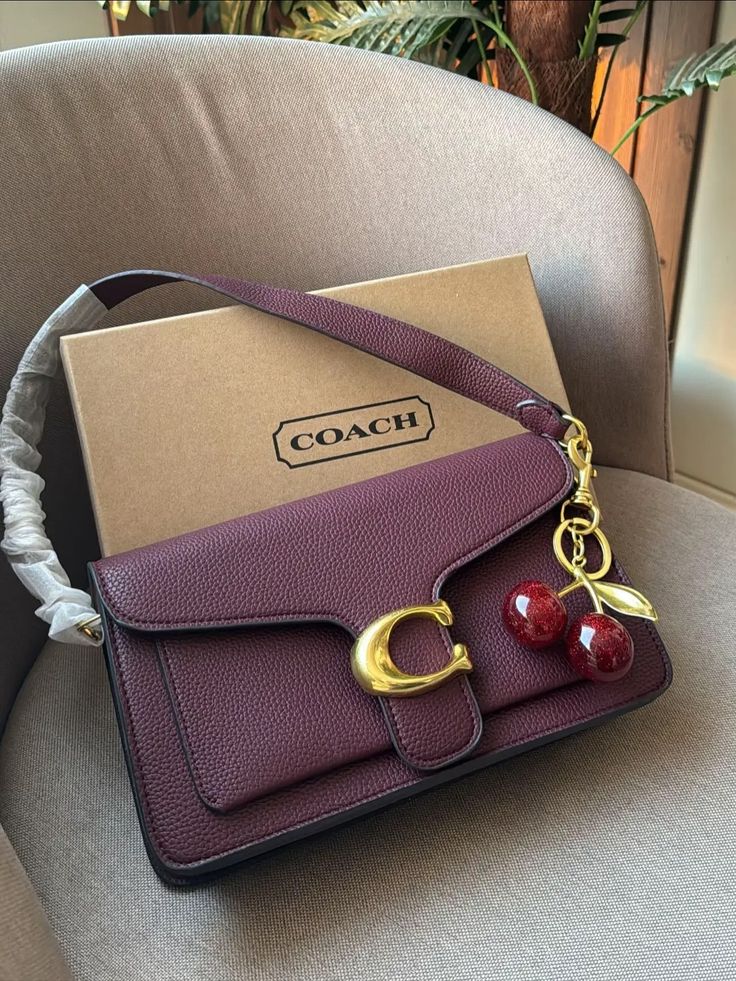 theGIRLScare's tweet image. Girls, which bag are you choosing?