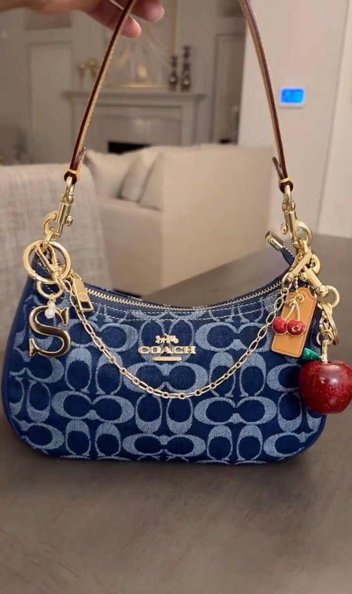 theGIRLScare's tweet image. Girls, which bag are you choosing?