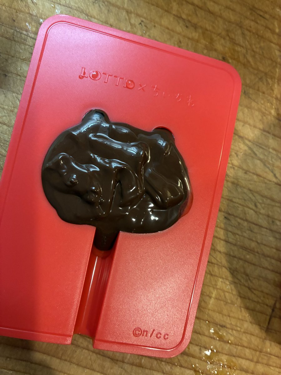 久しぶりに
オランジェット作りました🍊🍫

余ったチョコレートで
ちいかわチョコも作ってみたよ

#製菓 
#チョコレート 
#おうちごはん 
#ガーナチョコ