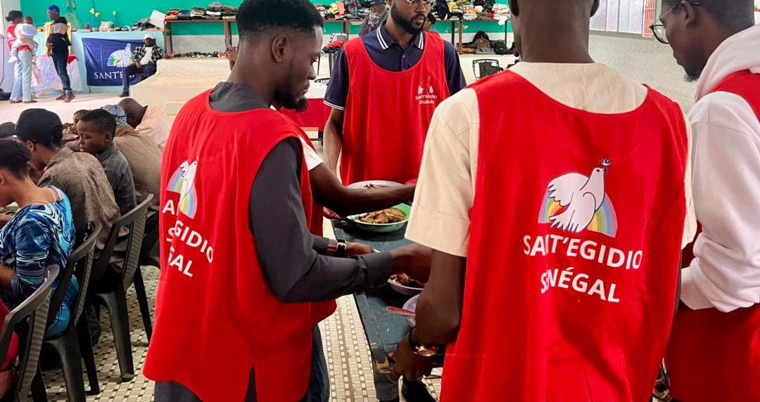 SantSenegal's tweet photo. Noël pr tous 2025. Repas de Noël et boutique d Noël avec nos amis en situation de handicap, les personnes âgées et les enfants, avec la Communauté du Baobab. la communauté met tous les peuples autour de la même table. Comme le disait notre frère Floribert. #Noëlpourtous https://t.co/TzvaqXb2Bp