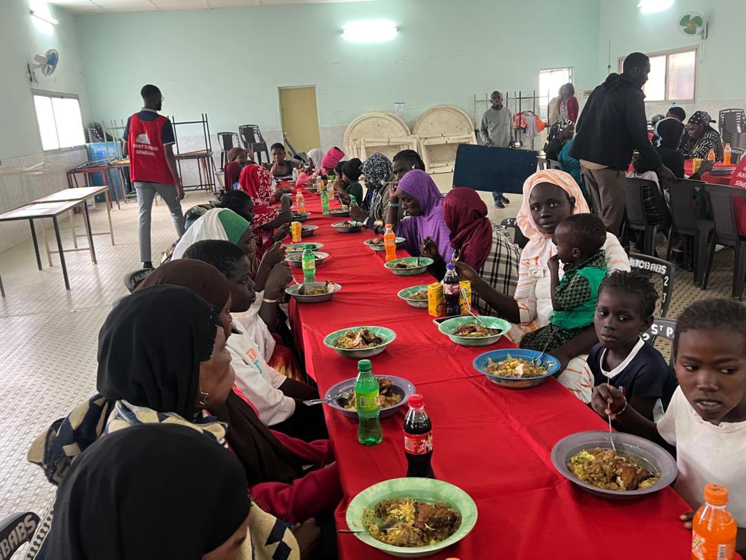 SantSenegal's tweet photo. Noël pr tous 2025. Repas de Noël et boutique d Noël avec nos amis en situation de handicap, les personnes âgées et les enfants, avec la Communauté du Baobab. la communauté met tous les peuples autour de la même table. Comme le disait notre frère Floribert. #Noëlpourtous https://t.co/TzvaqXb2Bp