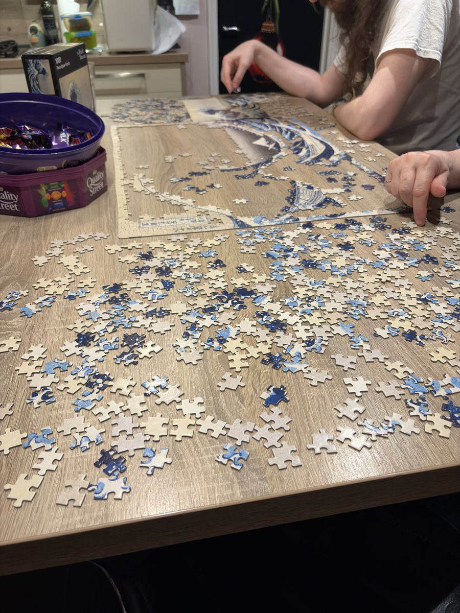 melvynprior's tweet image. Will it be finished before the #QualityStreet? #ChristmasDay #Jigsaw