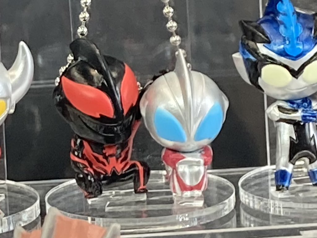 三角座り息子の頭を撫でる陛下という凄まじい破壊力を放つガチャポンが出るそうですよジード村各位