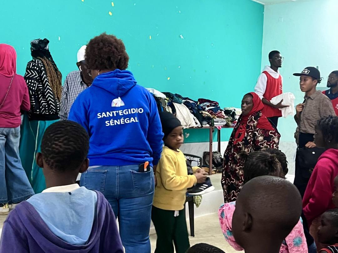 SantSenegal's tweet photo. celui qui sert et celui qui est servi ne se distinguent pas. Bonnes fêtes de Noël à tous et bonne année.#Natalepertutti #Santegidio #Noëlpourtous https://t.co/sciob0ZdQi