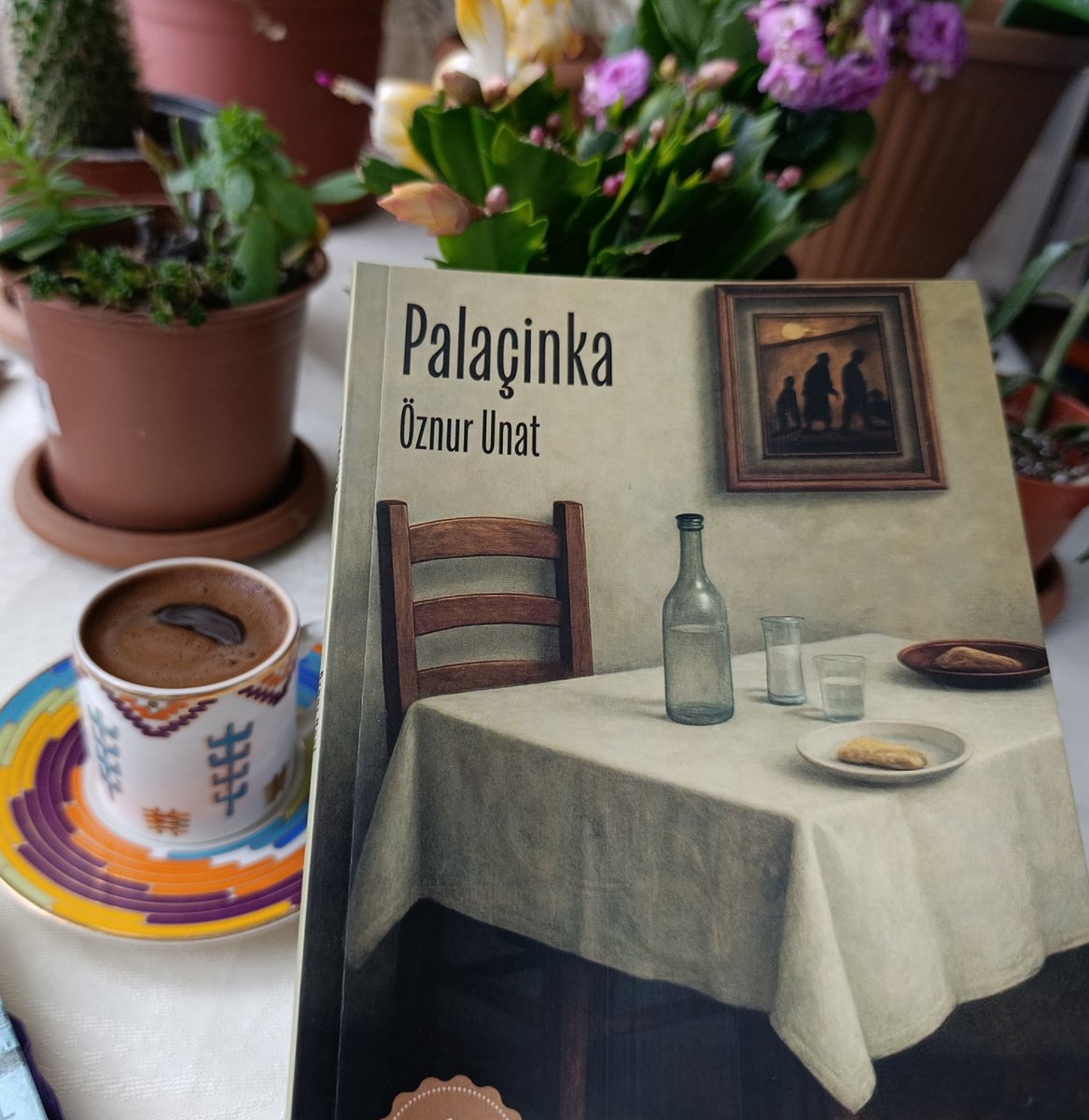Vacilando Kitap dostlarıma başlamak ne sevinç😊Sevgili Öznur Unat'ın eserleriyle olmayı merakla bekliyordum, ödüllü "Palaçinka"yla yaşamın buruk tadını edebiyat ferahlığıyla birleştiren öyküler yolundayım."Bir tabak palaçinka,bir tabak iyi ol!" #öznurunat #palaçinka #kitap #kahve