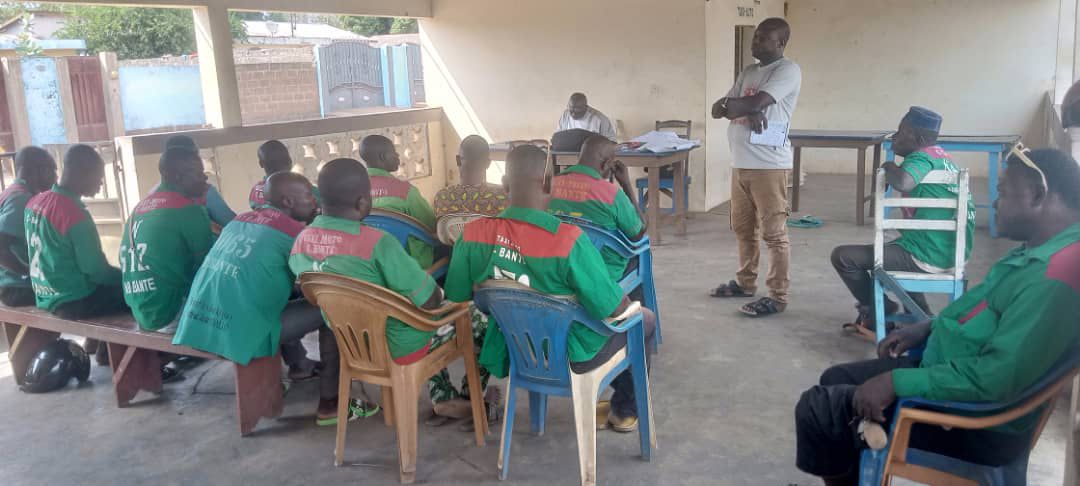 Vote_229's tweet photo. 🕊️ Élections générales 2026 | Bénin 🇧🇯
Étape Zou–Collines

La PEOSC, avec l’appui des Forces de Défense et de Sécurité, a sensibilisé les conducteurs de taxi-moto, le 24 déc. 2025.

👉 Message clé : la paix est un combat collectif.
#Générales2026 #PEOSC #Paix #Vote229 https://t.co/pdWiHOmyQs