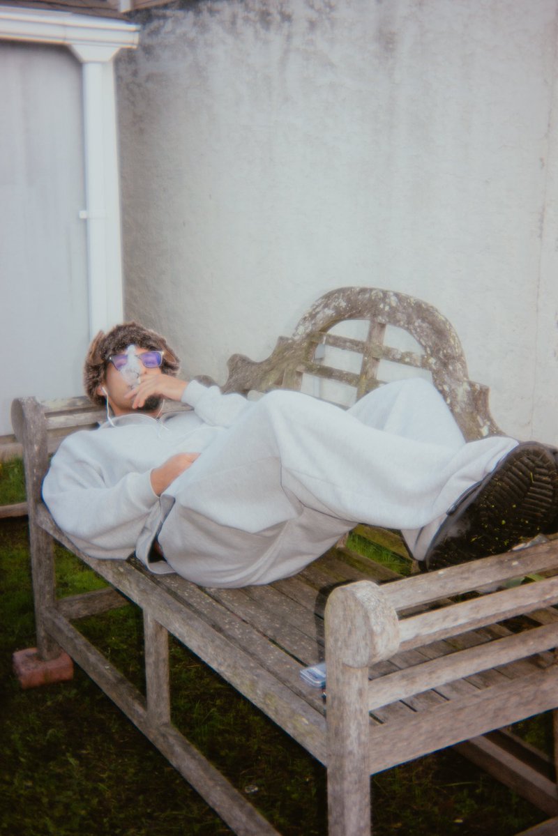 Death2abe's tweet image. Still outside