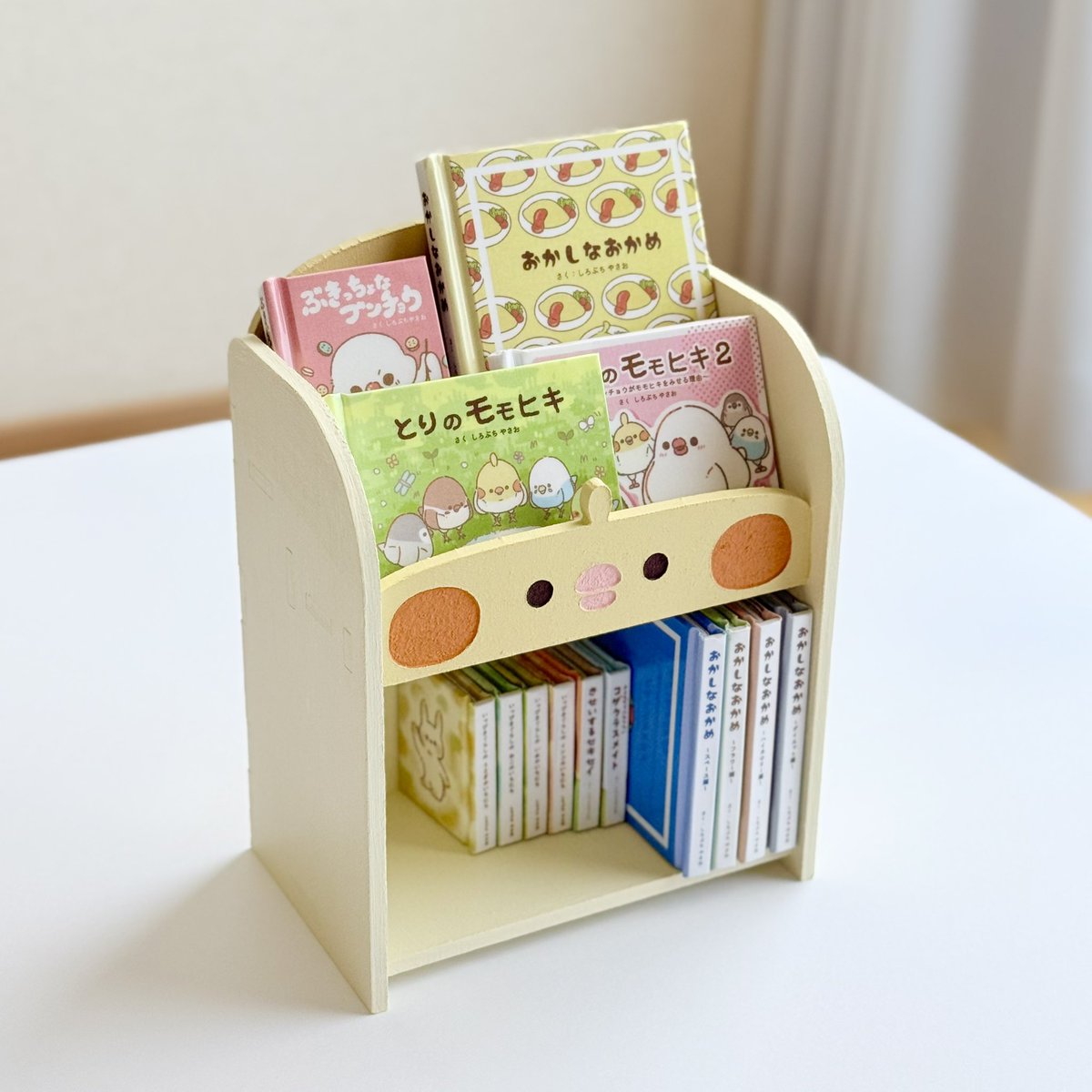 🌟新作チラ見せ🌟
【まめ絵本棚】
私が今まで作ったまめ絵本がピッタリ入るサイズの小さな本棚です！

お顔微調整してオカメ以外のラインナップも増やして、次のことり万博でデビュー予定🙌✨