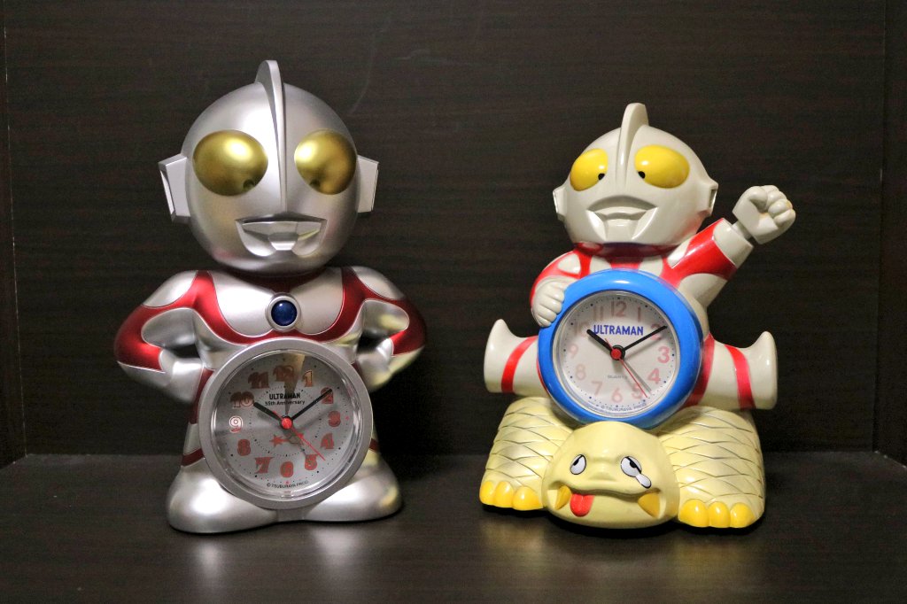 思い出のウルトラアイテム 新旧ウルトラマン目覚まし時計⏰️ 右