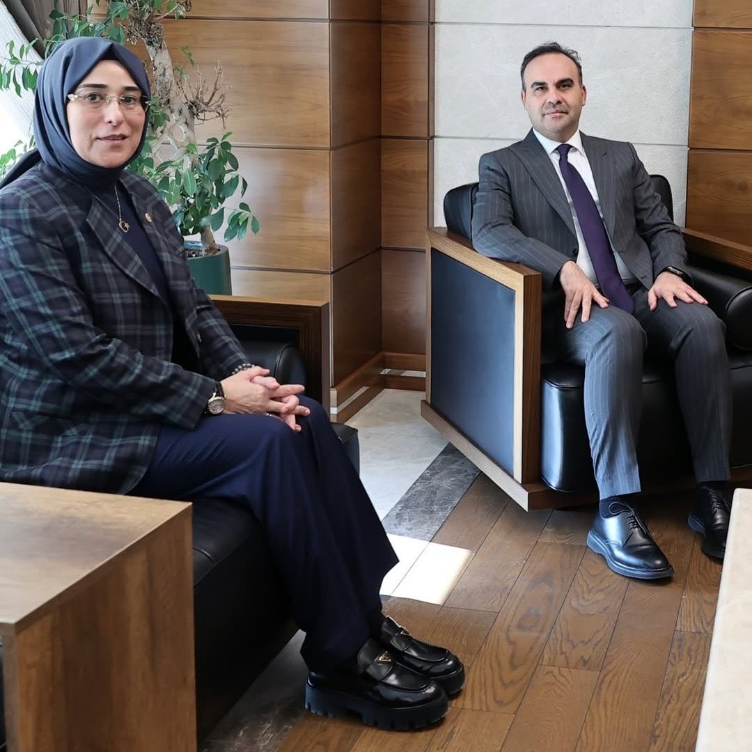 AKP Şanlıurfa Milletvekili Cevahir Asuman Yazmacı'nın 52 bin 500 TL'lik Prada marka ayakkabıları sosyal medyada gündem oldu.