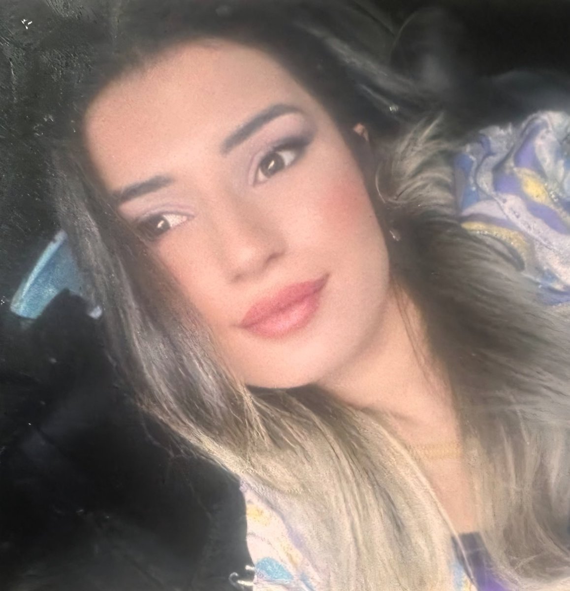 oznurbartin's tweet photo. Hakkâri'nin Serê Solan mevkiinde 25 Aralık gecesi saat 23.30 sularında, aracın Zap Suyu’na düşmesi sonucu meydana gelen elim trafik kazasında 23 yaşındaki #SudenEzgiDeğirmenci’yi kaybetmenin derin üzüntüsünü yaşıyoruz. Gencecik bir yaşamın yitirilmesi, hepimizin ortak vicdanında ağır bir boşluk yaratmıştır. Yurttaşımıza Allah’tan rahmet; ailesine, yakınlarına ve tüm sevenlerine başsağlığı diliyorum.

Aynı yol hattında benzer kazalar tekrar etmesine rağmen, uçurumlu bölümlerde koruyucu bariyerlerin ve temel yol güvenliği önlemlerinin hâlâ hayata geçirilmemiş olması ciddi bir kamu sorumluluğu sorunudur. Yetkili kurumları, bu güzergâhta kalıcı ve önleyici tedbirleri derhal almaya çağırıyor; bu ihmallerin takipçisi olacağımızın bilinmesini istiyoruz.