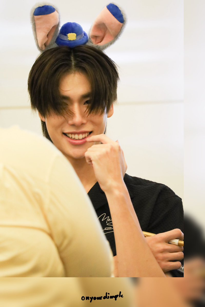 น้องจูดี้คนนี้ทำอะไรพี่ๆๆ น่ารักมากกกกช่วยด้วยยยยย 😭

PONDPHUWIN RENDEZ FANSIGN

#RENDEZVOUSxPondPhuwin
#phuwintang