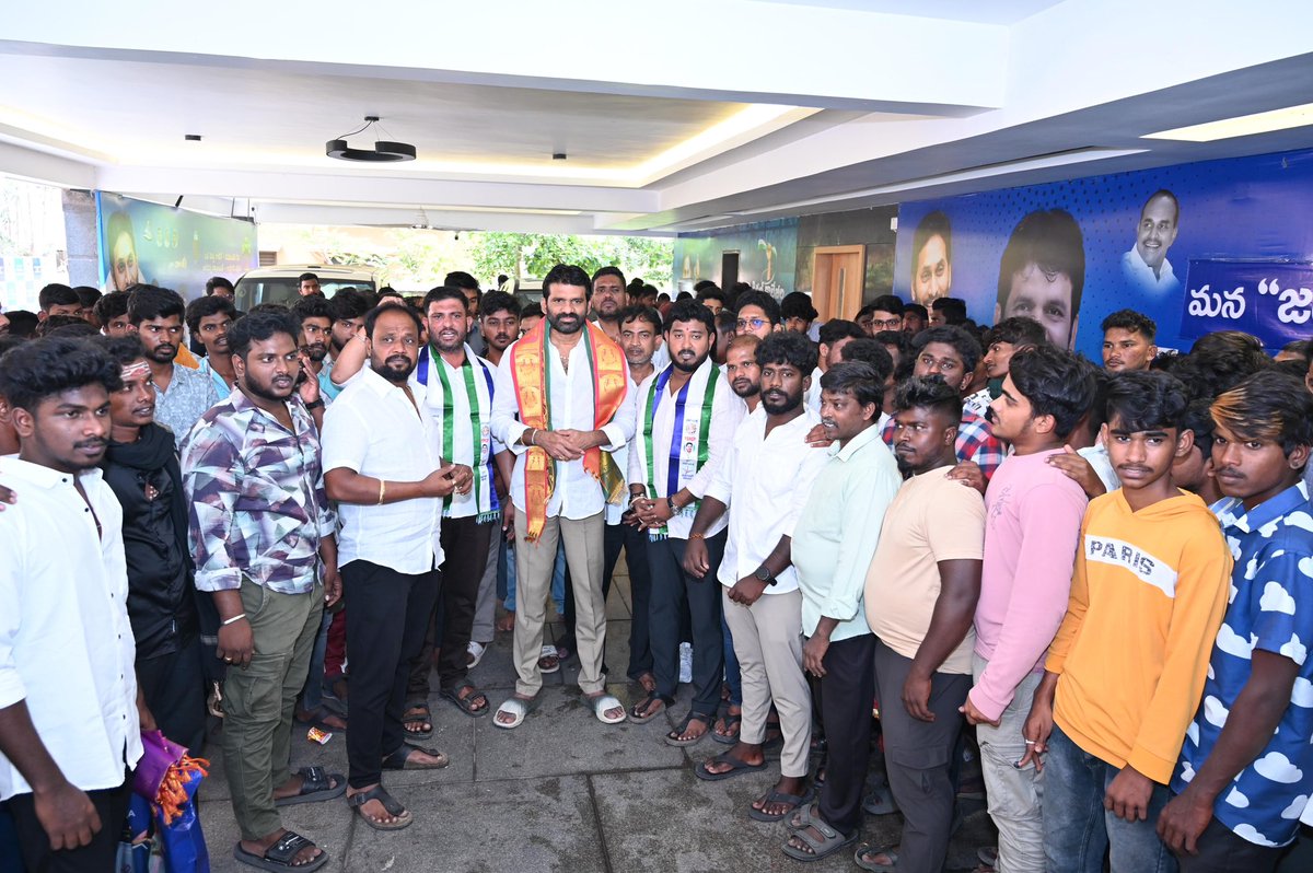 JAGANANNAMEDIA's tweet photo. *నెల్లూరు వైఎస్ఆర్సిపి  నగర నియోజకవర్గ కార్యాలయంలో యువజన విభాగం ఆధ్వర్యంలో కొలాహాలంగా పండుగ సందడి.* 

 *పలువురు యువతకు పార్టీ పదవులు దక్కడంతో.. ఎమ్మెల్సీ పర్వతరెడ్డి చంద్రశేఖర్ రెడ్డి గారికి అభినందనలు.* 

 *300 మంది యువతతో ర్యాలీ గా తరలివచ్చి.. ఎమ్మెల్సీ పర్వత రెడ్డి చంద్రశేఖర్ రెడ్డి గారికి ఘన సన్మానం .* 

 *నిబద్ధతగా పార్టీ కోసం పనిచేసి.. వైఎస్ఆర్ కాంగ్రెస్ పార్టీని అధికారంలోకి తీసుకురావడమే లక్ష్యంగా పనిచేస్తామని యువజన విభాగం నేతలు వెల్లడి.* 
-----------------------------
*మాజీ ముఖ్యమంత్రి  YS జగన్ మోహన్ రెడ్డి గారి* ఆశీస్సులతో  వైస్సార్సీపీ నెల్లూరు సిటీ ఇంచార్జ్ *MLC పర్వతరెడ్డి చంద్రశేఖర్ రెడ్డి* గారి సూచనల మేరకు..

  *YSRCP యువజన విభాగం నగర అధ్యక్షులుగా సుంకర సందీప్ గారిని, YSRCP నగర యువజన విభాగం ఉపాధ్యక్షులుగా పసుపులేటి  హేమంత్ గారిని నియమించిన సందర్బంగా.. నెల్లూరు రాంజీ నగర్ వైఎస్ఆర్ కాంగ్రెస్ పార్టీ సిటీ ఆఫీస్ లో  నెల్లూరు సిటీ ఇంచార్జ్ MLC పర్వతరెడ్డి చంద్రశేఖర్ రెడ్డి గారిని... వైఎస్ఆర్సిపి జిల్లా ఉపాధ్యక్షులు మజ్జిగజయ కృష్ణారెడ్డి గారి ఆధ్వర్యంలో 300 మంది యువతతో వారు ర్యాలీగా తరలి వచ్చి చంద్రశేఖర్ రెడ్డి గారిని కలిసి కృతజ్ఞతలు తెలియజేశారు.*

 ఈ సందర్భంగా *పర్వత రెడ్డి చంద్రశేఖర్ రెడ్డి గారిని గజమాలతో సత్కరించి ధన్యవాదాలు తెలియజేశారు.* 

 *పర్వత రెడ్డి చంద్రశేఖర్ రెడ్డి గారి సూచనలతో వైయస్సార్ కాంగ్రెస్ పార్టీ  బలోపేతం దిశగా.. పనిచేస్తానని వారు తెలిపారు.*

 *రాబోయే ఎన్నికల్లో వైఎస్ఆర్ కాంగ్రెస్ పార్టీ విజయమే లక్ష్యంగా పనిచేస్తామని వారు వెల్లడించారు.*

 సందర్భంగా ఎమ్మెల్సీ *పర్వత రెడ్డి చంద్రశేఖర్ రెడ్డి* గారు మాట్లాడుతూ..

•   వైయస్సార్  కాంగ్రెస్ పార్టీని నెల్లూరు నగర నియోజకవర్గంలో  బలోపేతం దిశగా చర్యలు తీసుకుంటున్నామని తెలిపారు.

• ఆదిశగా వైఎస్ జగన్మోహన్ రెడ్డి గారి ఆదేశాలతో..జిల్లా, నియోజకవర్గ, డివిజన్ స్థాయి లో పార్టీని ప్రజలకు చేరువ చేస్తున్నామన్నారు.

• పార్టీ కోసం కష్టపడి పని చేసే వారికి తగిన గుర్తింపు నిచ్చే విధంగా.. పార్టీ పదవులు కేటాయించి.. వారికి ప్రత్యేక గౌరవం కల్పించడం జరుగుతుందన్నారు.

• వైయస్సార్ కాంగ్రెస్ పార్టీలో పని చేసేందుకు  యువత ఎక్కువగా ఆసక్తి కనబరుస్తున్నారని అన్నారు.

• 47వ డివిజన్ నాయకులు సుంకర సందీప్ ను నగర యువజన విభాగం అధ్యక్షులుగా, పసుపులేటి హేమంత్ కు నగర యువజన విభాగం ఉపాధ్యక్షులుగా.. పార్టీ పదవుల్లో నియమించడం జరిగిందన్నారు.

•  ఇప్పటికే కూటమి ప్రభుత్వ.. పనితీరుతో ప్రజలు విసగిపోయి.. నాయకత్వ మార్పు కోరుకుంటున్నారని అన్నారు.

• ఈ రాష్ట్రానికి జగన్మోహన్ రెడ్డి గారు మళ్ళీ ముఖ్యమంత్రి
 కావాలని ప్రజలు ఆకాంక్షిస్తున్నారని అన్నారు.

• జగన్మోహన్ రెడ్డి గారు ముఖ్యమంత్రి అయితే .. రాష్ట్రం సుభిక్షంగా ఉంటూ అన్ని విధాల అభివృద్ధి.. చెందుతుందన్నారు.

• ఎన్నికలు ఎప్పుడు వచ్చినా వైఎస్ఆర్ కాంగ్రెస్ పార్టీ.. ఘన విజయం సాధిస్తుందన్నారు.

 ఈ కార్యక్రమంలో వైఎస్ఆర్ కాంగ్రెస్ పార్టీ నాయకులు కార్యకర్తలు పెద్ద సంఖ్యలో పాల్గొన్నారు.