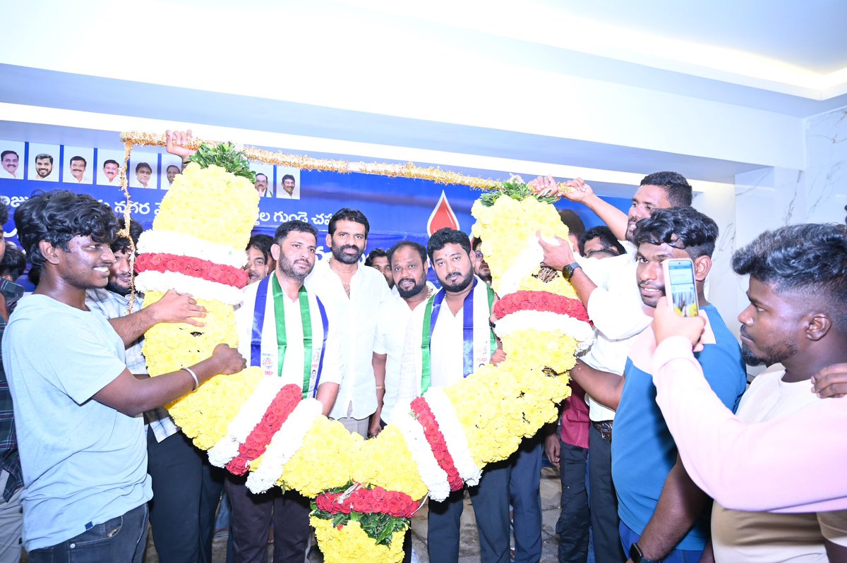 JAGANANNAMEDIA's tweet photo. *నెల్లూరు వైఎస్ఆర్సిపి  నగర నియోజకవర్గ కార్యాలయంలో యువజన విభాగం ఆధ్వర్యంలో కొలాహాలంగా పండుగ సందడి.* 

 *పలువురు యువతకు పార్టీ పదవులు దక్కడంతో.. ఎమ్మెల్సీ పర్వతరెడ్డి చంద్రశేఖర్ రెడ్డి గారికి అభినందనలు.* 

 *300 మంది యువతతో ర్యాలీ గా తరలివచ్చి.. ఎమ్మెల్సీ పర్వత రెడ్డి చంద్రశేఖర్ రెడ్డి గారికి ఘన సన్మానం .* 

 *నిబద్ధతగా పార్టీ కోసం పనిచేసి.. వైఎస్ఆర్ కాంగ్రెస్ పార్టీని అధికారంలోకి తీసుకురావడమే లక్ష్యంగా పనిచేస్తామని యువజన విభాగం నేతలు వెల్లడి.* 
-----------------------------
*మాజీ ముఖ్యమంత్రి  YS జగన్ మోహన్ రెడ్డి గారి* ఆశీస్సులతో  వైస్సార్సీపీ నెల్లూరు సిటీ ఇంచార్జ్ *MLC పర్వతరెడ్డి చంద్రశేఖర్ రెడ్డి* గారి సూచనల మేరకు..

  *YSRCP యువజన విభాగం నగర అధ్యక్షులుగా సుంకర సందీప్ గారిని, YSRCP నగర యువజన విభాగం ఉపాధ్యక్షులుగా పసుపులేటి  హేమంత్ గారిని నియమించిన సందర్బంగా.. నెల్లూరు రాంజీ నగర్ వైఎస్ఆర్ కాంగ్రెస్ పార్టీ సిటీ ఆఫీస్ లో  నెల్లూరు సిటీ ఇంచార్జ్ MLC పర్వతరెడ్డి చంద్రశేఖర్ రెడ్డి గారిని... వైఎస్ఆర్సిపి జిల్లా ఉపాధ్యక్షులు మజ్జిగజయ కృష్ణారెడ్డి గారి ఆధ్వర్యంలో 300 మంది యువతతో వారు ర్యాలీగా తరలి వచ్చి చంద్రశేఖర్ రెడ్డి గారిని కలిసి కృతజ్ఞతలు తెలియజేశారు.*

 ఈ సందర్భంగా *పర్వత రెడ్డి చంద్రశేఖర్ రెడ్డి గారిని గజమాలతో సత్కరించి ధన్యవాదాలు తెలియజేశారు.* 

 *పర్వత రెడ్డి చంద్రశేఖర్ రెడ్డి గారి సూచనలతో వైయస్సార్ కాంగ్రెస్ పార్టీ  బలోపేతం దిశగా.. పనిచేస్తానని వారు తెలిపారు.*

 *రాబోయే ఎన్నికల్లో వైఎస్ఆర్ కాంగ్రెస్ పార్టీ విజయమే లక్ష్యంగా పనిచేస్తామని వారు వెల్లడించారు.*

 సందర్భంగా ఎమ్మెల్సీ *పర్వత రెడ్డి చంద్రశేఖర్ రెడ్డి* గారు మాట్లాడుతూ..

•   వైయస్సార్  కాంగ్రెస్ పార్టీని నెల్లూరు నగర నియోజకవర్గంలో  బలోపేతం దిశగా చర్యలు తీసుకుంటున్నామని తెలిపారు.

• ఆదిశగా వైఎస్ జగన్మోహన్ రెడ్డి గారి ఆదేశాలతో..జిల్లా, నియోజకవర్గ, డివిజన్ స్థాయి లో పార్టీని ప్రజలకు చేరువ చేస్తున్నామన్నారు.

• పార్టీ కోసం కష్టపడి పని చేసే వారికి తగిన గుర్తింపు నిచ్చే విధంగా.. పార్టీ పదవులు కేటాయించి.. వారికి ప్రత్యేక గౌరవం కల్పించడం జరుగుతుందన్నారు.

• వైయస్సార్ కాంగ్రెస్ పార్టీలో పని చేసేందుకు  యువత ఎక్కువగా ఆసక్తి కనబరుస్తున్నారని అన్నారు.

• 47వ డివిజన్ నాయకులు సుంకర సందీప్ ను నగర యువజన విభాగం అధ్యక్షులుగా, పసుపులేటి హేమంత్ కు నగర యువజన విభాగం ఉపాధ్యక్షులుగా.. పార్టీ పదవుల్లో నియమించడం జరిగిందన్నారు.

•  ఇప్పటికే కూటమి ప్రభుత్వ.. పనితీరుతో ప్రజలు విసగిపోయి.. నాయకత్వ మార్పు కోరుకుంటున్నారని అన్నారు.

• ఈ రాష్ట్రానికి జగన్మోహన్ రెడ్డి గారు మళ్ళీ ముఖ్యమంత్రి
 కావాలని ప్రజలు ఆకాంక్షిస్తున్నారని అన్నారు.

• జగన్మోహన్ రెడ్డి గారు ముఖ్యమంత్రి అయితే .. రాష్ట్రం సుభిక్షంగా ఉంటూ అన్ని విధాల అభివృద్ధి.. చెందుతుందన్నారు.

• ఎన్నికలు ఎప్పుడు వచ్చినా వైఎస్ఆర్ కాంగ్రెస్ పార్టీ.. ఘన విజయం సాధిస్తుందన్నారు.

 ఈ కార్యక్రమంలో వైఎస్ఆర్ కాంగ్రెస్ పార్టీ నాయకులు కార్యకర్తలు పెద్ద సంఖ్యలో పాల్గొన్నారు.