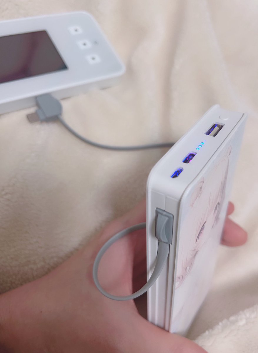 C107新作グッズ・お菓子の国のこのかちゃんのモバイルバッテリーが届きました!
Qi対応・Lightning/USB Type-C兼用ケーブル付き・10000mAhの大容量ととても便利な仕様になっています!!
最近モバイルバッテリーをなくしたのでちょうど欲しくて作りましたw
よロシェくお願いします!🐰 