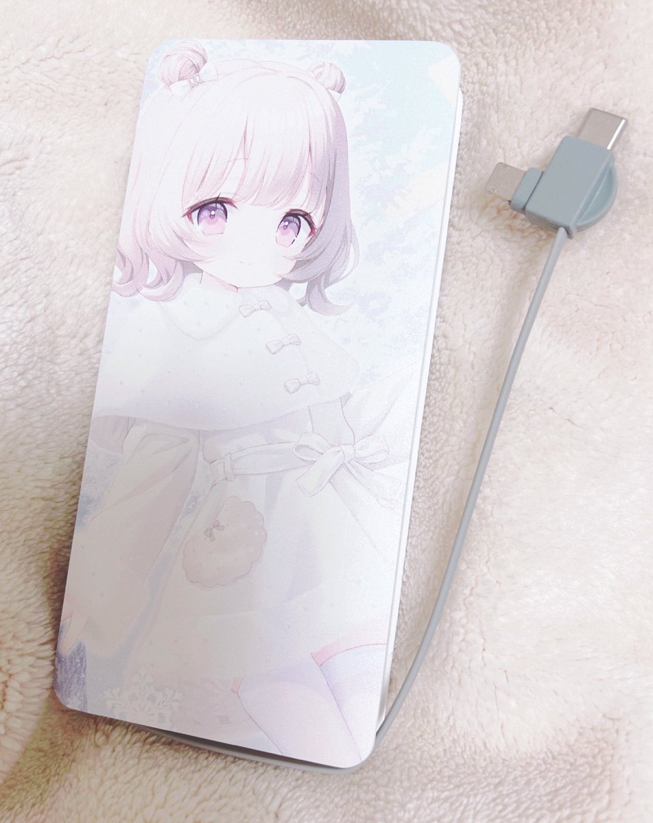 C107新作グッズ・お菓子の国のこのかちゃんのモバイルバッテリーが届きました!
Qi対応・Lightning/USB Type-C兼用ケーブル付き・10000mAhの大容量ととても便利な仕様になっています!!
最近モバイルバッテリーをなくしたのでちょうど欲しくて作りましたw
よロシェくお願いします!🐰 