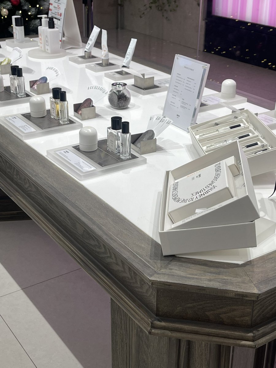 piitcha_macchi's tweet image. [ SW19 ]

วันนี้มาเดินเล่น centralwOrld เลยขออนุญาตตามรอยน้องภูน้องเปอร์มาที่ร้าน SW19 แล้วก็ไม่พลาดที่จะซื้อน้ำหอมที่น้องเปอร์ชูสอย่างกลิ่น 9PM มาด้วย🐱💗

พี่ ๆ พนักงานในร้านน่ารักมาก พอบอกว่ามาซื้อตามน้องก็แนะนำกลิ่นและไซส์ที่น้องซื้อคับ
 
#WhatCOPPERgoods 
#COPPERdechawat