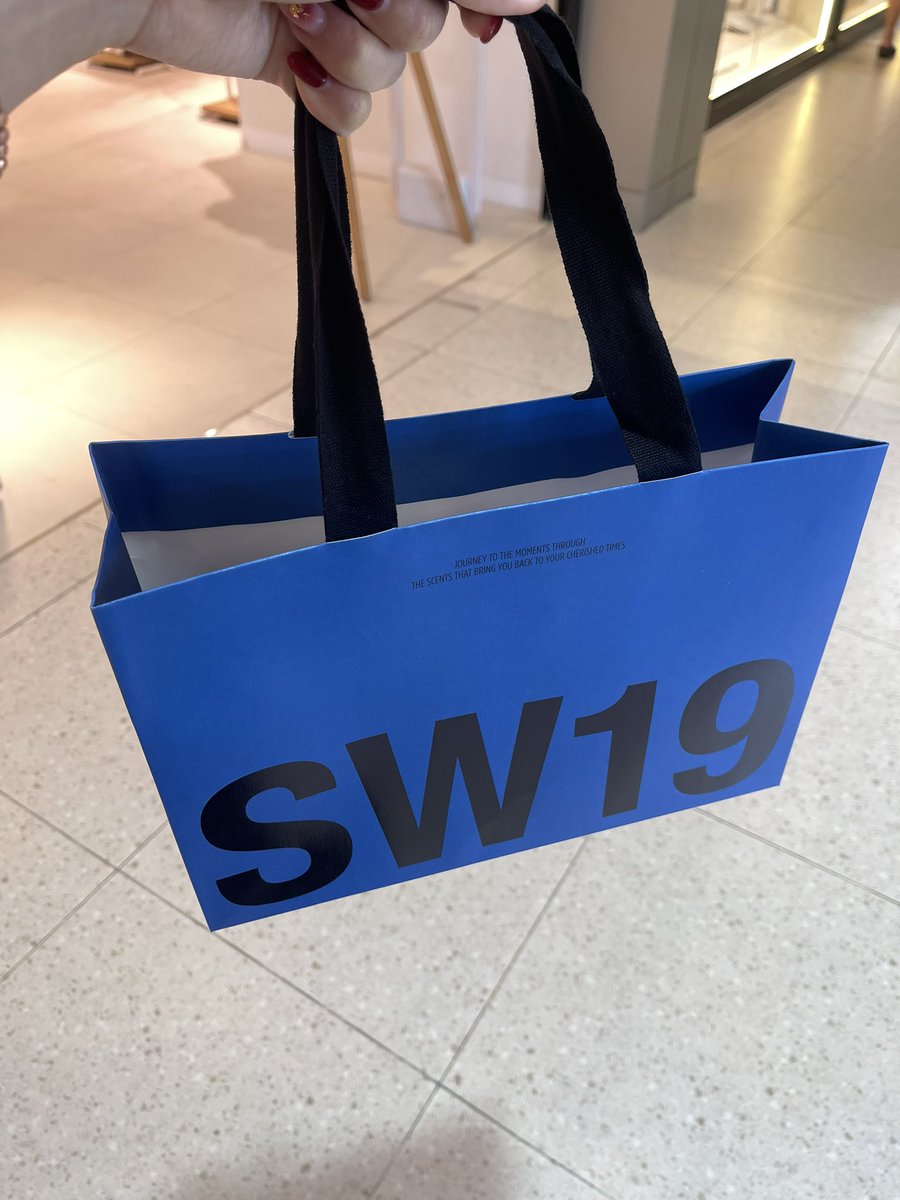 piitcha_macchi's tweet image. [ SW19 ]

วันนี้มาเดินเล่น centralwOrld เลยขออนุญาตตามรอยน้องภูน้องเปอร์มาที่ร้าน SW19 แล้วก็ไม่พลาดที่จะซื้อน้ำหอมที่น้องเปอร์ชูสอย่างกลิ่น 9PM มาด้วย🐱💗

พี่ ๆ พนักงานในร้านน่ารักมาก พอบอกว่ามาซื้อตามน้องก็แนะนำกลิ่นและไซส์ที่น้องซื้อคับ
 
#WhatCOPPERgoods 
#COPPERdechawat