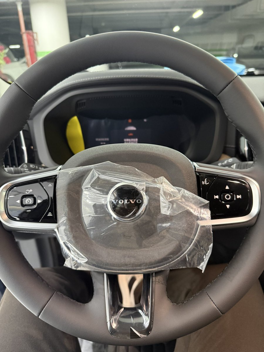 ONCEMINAPENGUI2's tweet photo. 先月納車しました！
元々ボルボオーナーとして、今回も安定でボルボを選びました😎
よろしく頼むよ　相棒としての愛車
#納車 #ボルボ https://t.co/6xfMkuG0Q7