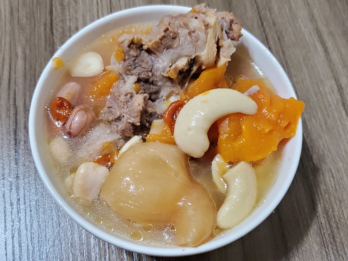 下午去街市買魚，見龍躉魚比平日貴少少，檔主說是台灣龍躉，比較好吃，把魚肉煎香，炆雲耳枝竹蒜苗，果真魚肉爽口，是真好吃😋😋