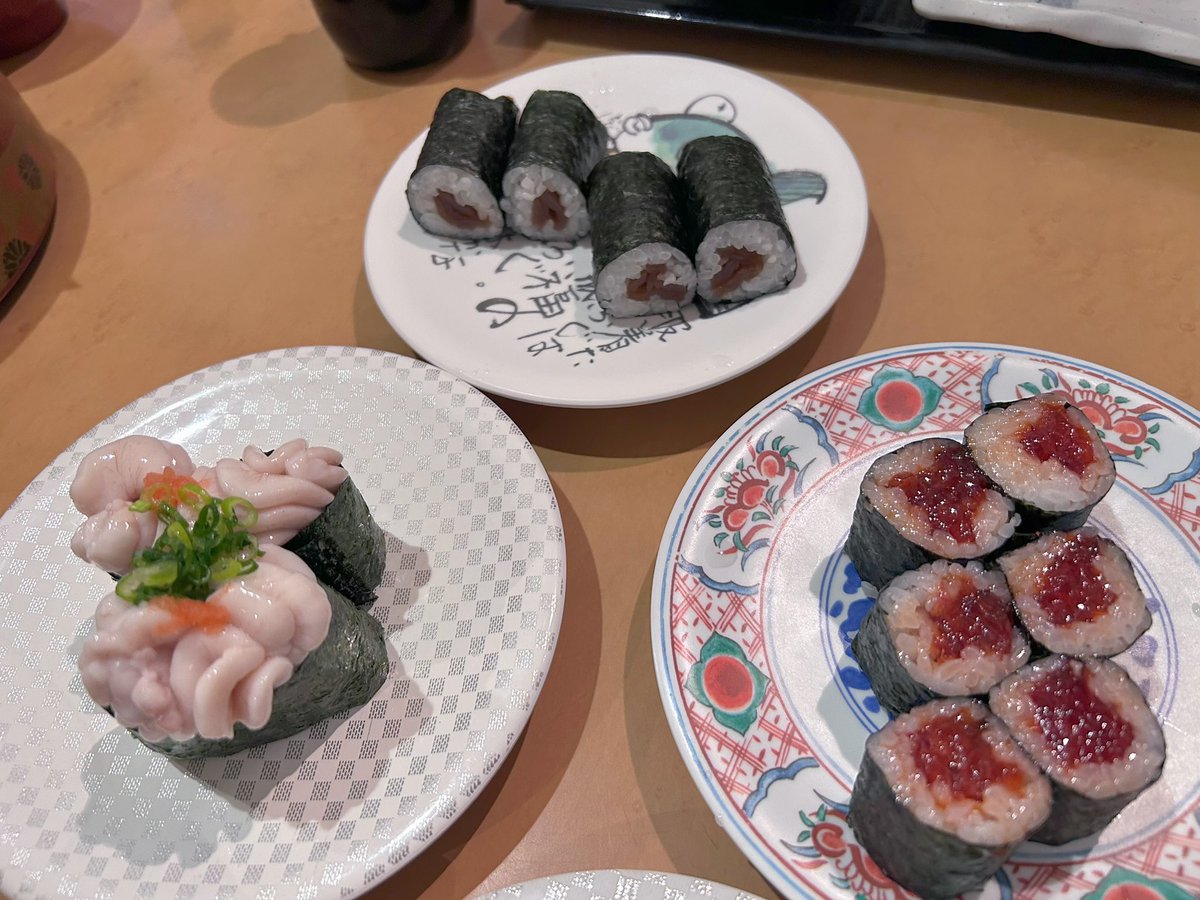 o2ksss's tweet photo. 今回は時間ない中美味しいお寿司を食べられて満足
特に食べたかった白子とつぶ貝はいっぱい頼んだ（最後の一枚だけすし哲です） https://t.co/T6MjyK5enn