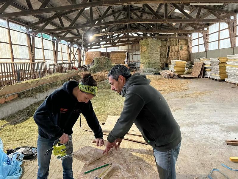 Dans les yeux d’Amélie : « C’est la course pour finir les travaux de la fromagerie » dlvr.it/TQ1Jl7
