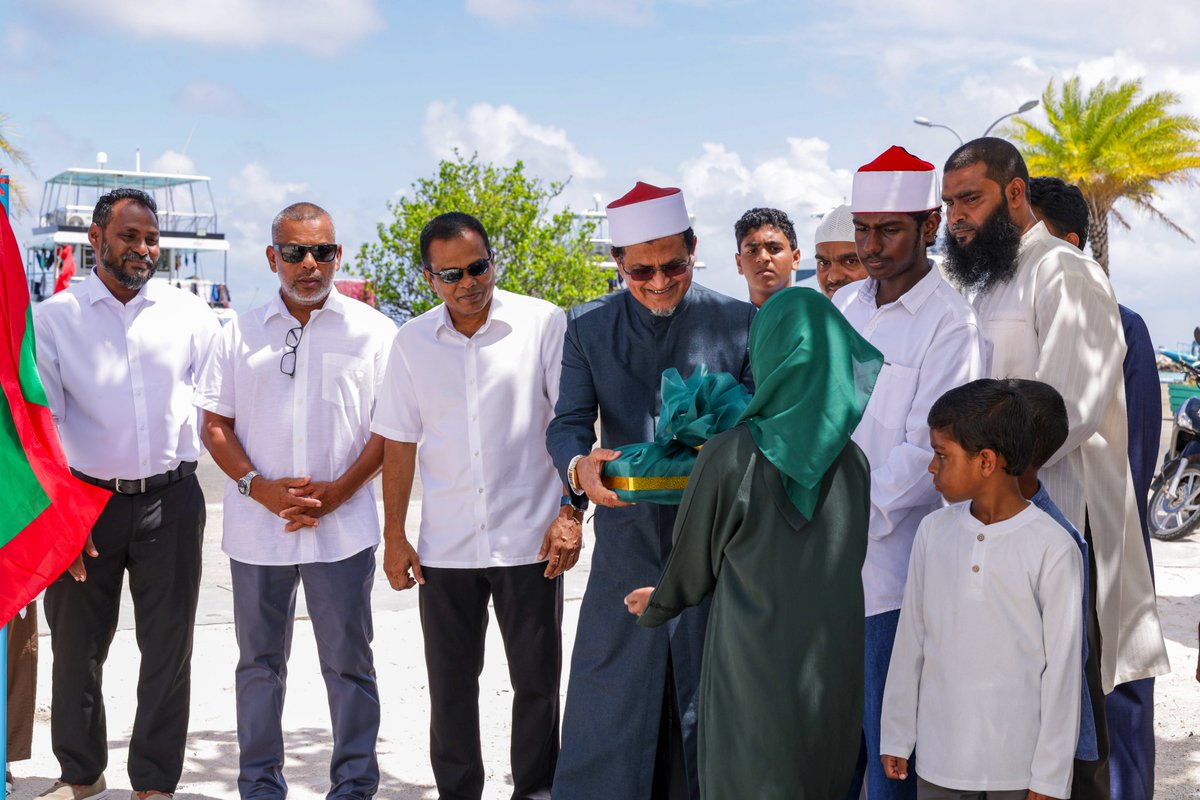 MVIaffairs's tweet photo. އައްޑޫ ސިޓީ މަރަދޫގައި އަލަށް އިމާރާތްކުރެވުނު މިސްކިތް ހުޅުވުން.

މިއަދު ހުކުރު ނަމާދުގެ ކުރިން ބޭއްވުނު ރަސްމިއްޔާތެއްގައި މިސްކިތް ހުޅުވައި ދެއްވީ އިސްލާމީކަންތައްތަކާ ބެހޭ ވުޒާރާގެ ސްޓޭޓް މިނިސްޓަރ އަލްއުސްތާޛު ޢަބްދުލްއަޒީޒް ޖަމާލް އަބޫބަކުރު, https://t.co/6OueK25SHc