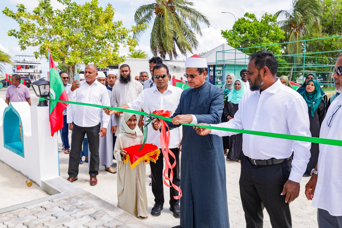 MVIaffairs's tweet photo. އައްޑޫ ސިޓީ މަރަދޫގައި އަލަށް އިމާރާތްކުރެވުނު މިސްކިތް ހުޅުވުން.

މިއަދު ހުކުރު ނަމާދުގެ ކުރިން ބޭއްވުނު ރަސްމިއްޔާތެއްގައި މިސްކިތް ހުޅުވައި ދެއްވީ އިސްލާމީކަންތައްތަކާ ބެހޭ ވުޒާރާގެ ސްޓޭޓް މިނިސްޓަރ އަލްއުސްތާޛު ޢަބްދުލްއަޒީޒް ޖަމާލް އަބޫބަކުރު, https://t.co/6OueK25SHc