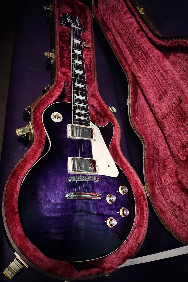kai_mises115's tweet photo. 1日遅れのサンタさん🎁
newギター🎸 https://t.co/wu8p4Uoj7B