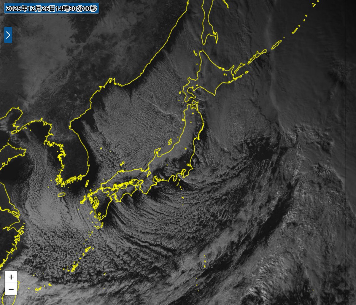 日本海には寒気の流れ込みを示すスジ状の雲がびっしり。大陸と雲とのスキマ（離岸距離）も狭く、寒気の強さを物語っています。大雪のピークは越えた地域が多いですが、明日27日朝にかけて一段と冷え込むところが多いのでお気を付けください。