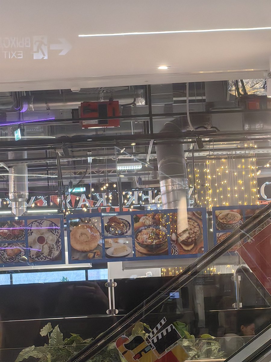 угараю что в спортзале кардиотренажеры стоят прямо напротив вывески с пловом и пельмешками