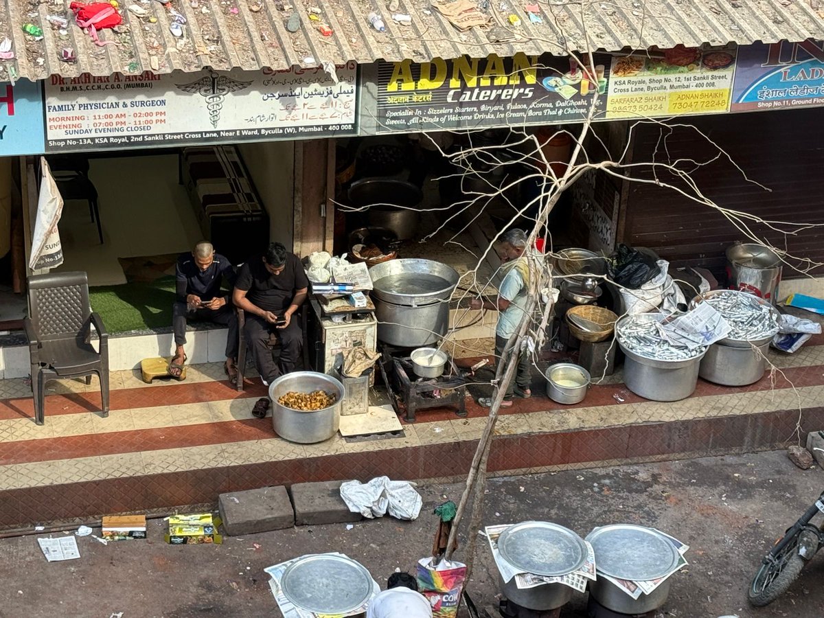 Bycullasena's tweet photo. @mybmcWardE @mybmc @CMOMaharashtra it's a humble rqst pls clean this footpath of KSS royal 2st sankli street
This caterar daily put all food and utensils at footpath due to this senior citizens &amp; kids can't walk on foothpath 
Pls take strict action and impose big fine https://t.co/HMceP294p8
