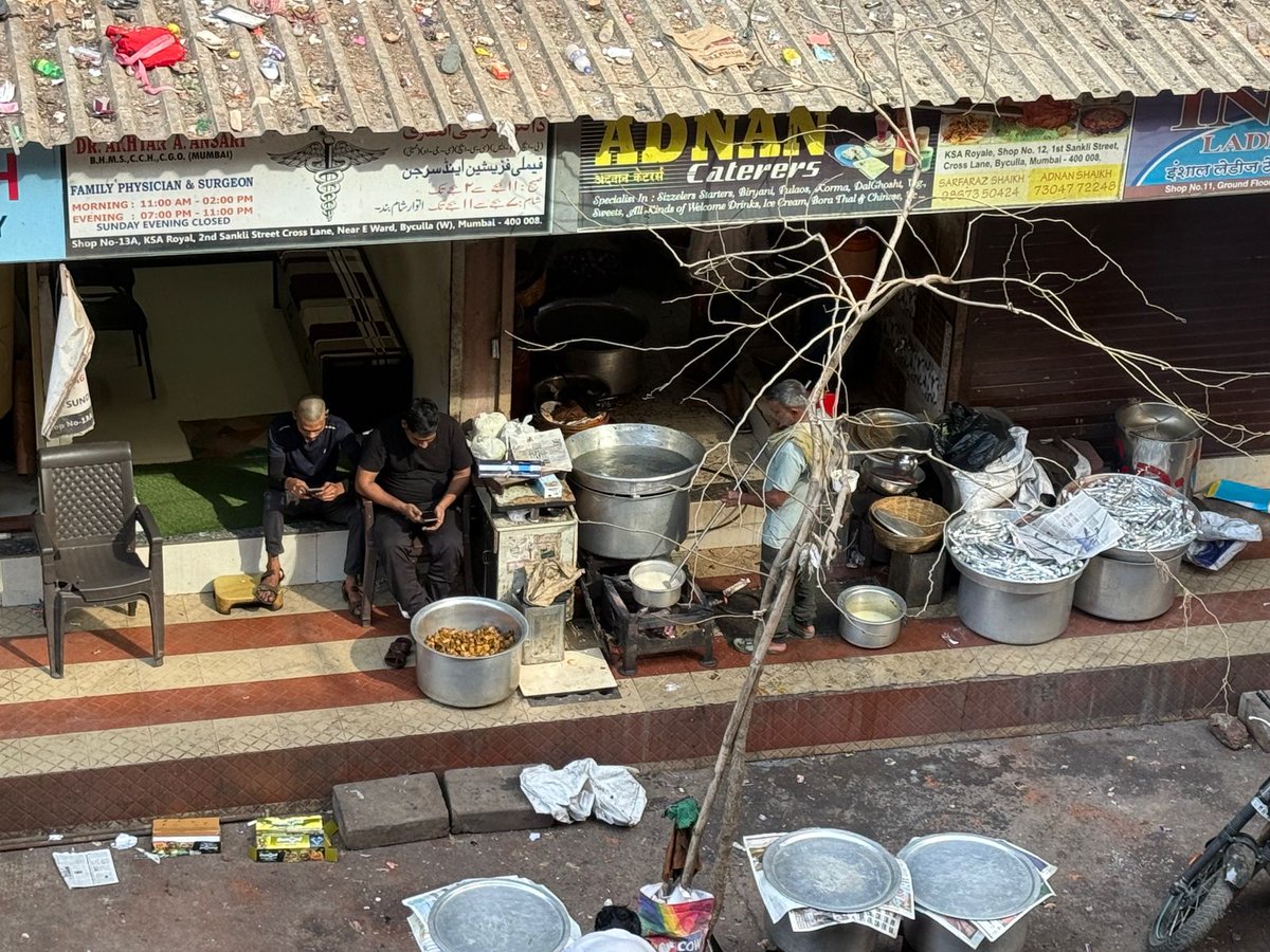 Bycullasena's tweet photo. @mybmcWardE @mybmc @CMOMaharashtra it's a humble rqst pls clean this footpath of KSS royal 2st sankli street
This caterar daily put all food and utensils at footpath due to this senior citizens &amp; kids can't walk on foothpath 
Pls take strict action and impose big fine https://t.co/HMceP294p8
