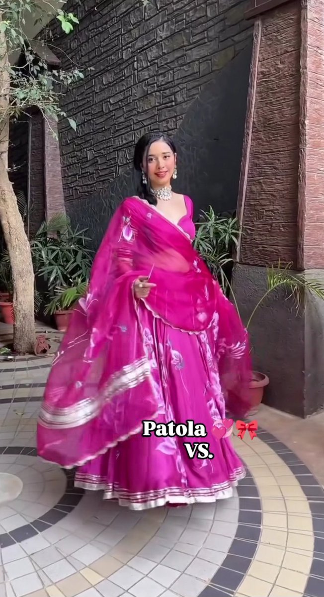 हम जुल्फें तो बिखरा दें
दिन में रात न हो जाए
हम आँचल तो लहरा दें
पर बरसात न हो जाए
 💕🤌   #TanyaMittal