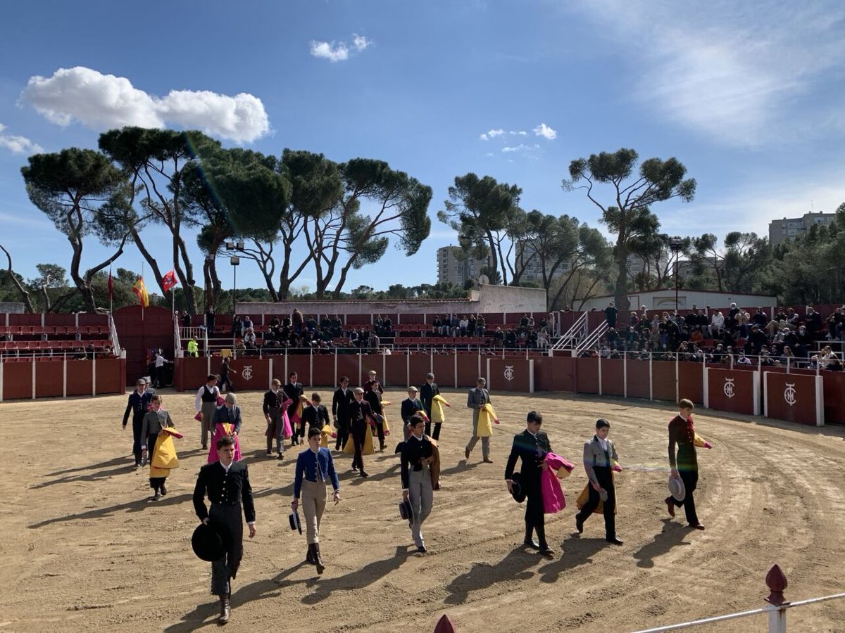 Mañana sábado es el "Certamen de Escuelas del Batán"

Con las entradas agotadas esperamos que la plaza se llene y el Batán vuelva a ser cuna de aficionados taurinos.

Allí os esperamos!