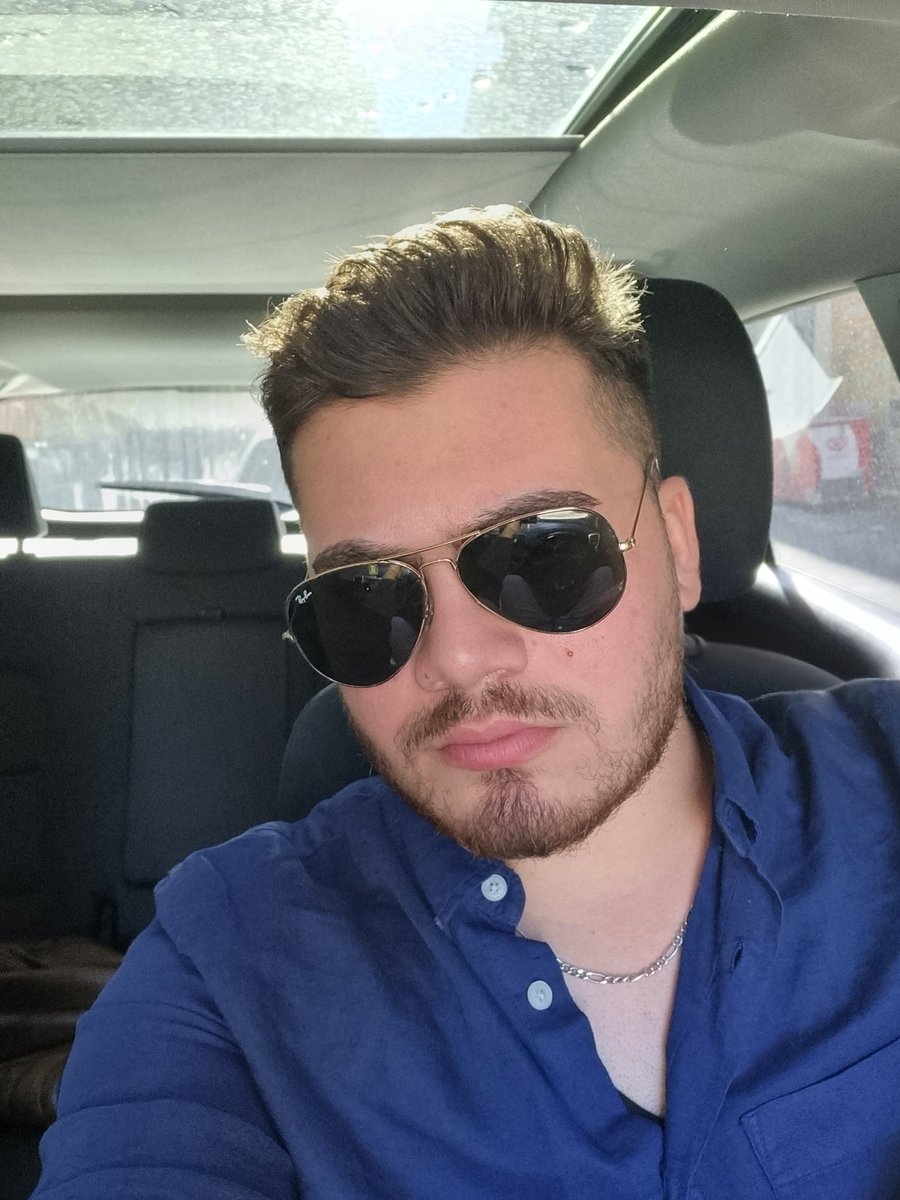 Yagmur yagdigi için arabamın can tavanı toz oldu 🙄🙄.. silmem lazım (bu arada arabam çift cam tavanlı ✌️😜)