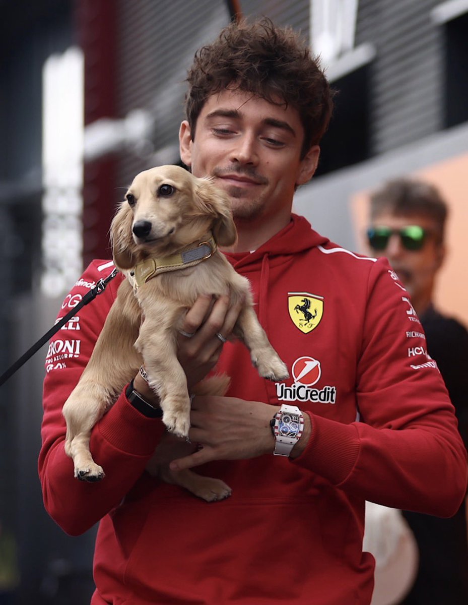 his little sausage dog ❤️